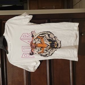 Always stylish mama. Graphic T. Size S